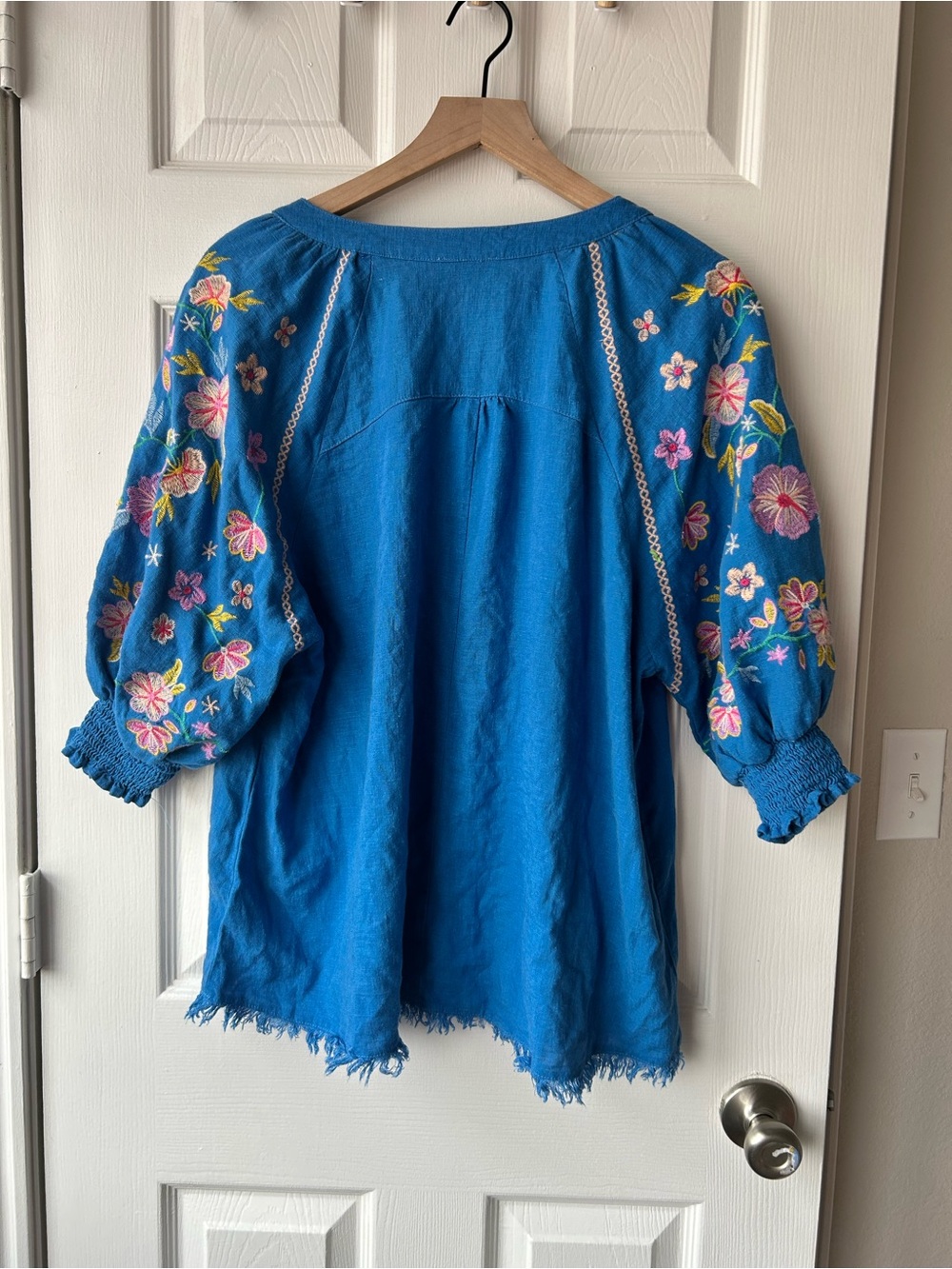 Umgee blouse with embroidered florals on sleeves L GUC - Picture 9 of 11